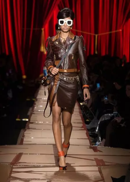 Moschino Fall 2017 لاءِ ريسائيڪل فيشن تي ڌيان ڏئي ٿو