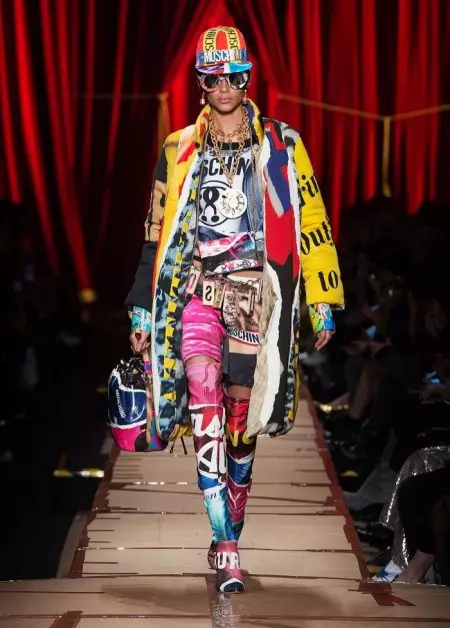 Moschino Fall 2017 لاءِ ريسائيڪل فيشن تي ڌيان ڏئي ٿو