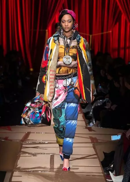 Díríonn Moschino ar Faisean Athchúrsáilte le haghaidh Fall 2017