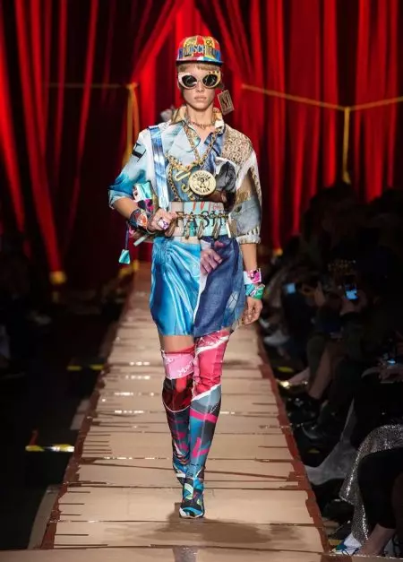 Moschino se centra en la moda reciclada per a la tardor de 2017