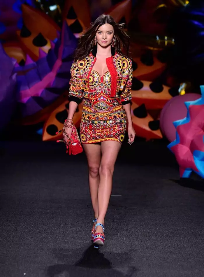 Moschino Resort 2017: Miranda Kerr, kısa bir bomber ceket ve süslemeli mini elbiseyle podyumda yürüyor