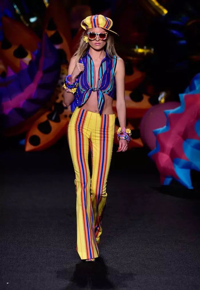 Moschino Resort 2017: Martha Hunt taug kev ntawm txoj kev khiav hnav lub kaus mom striped, khi-up tsho thiab flared ris