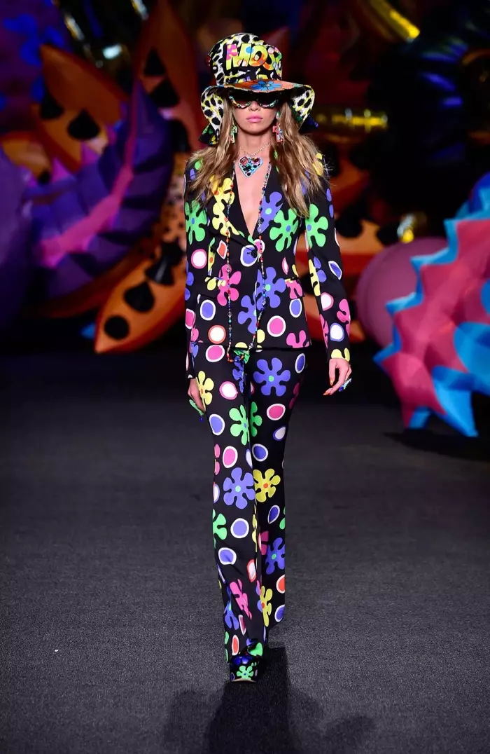 Moschino Resort 2017: Stella Maxwell-ek txano handiegia eta galtza-trama estanpatuta daramatza