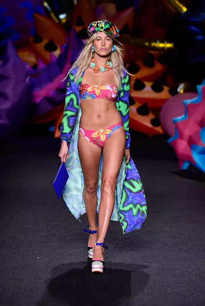 Moschino Resort 2017: Hailey Baldwin rint de baan mei in printe jas en rôze bikini set