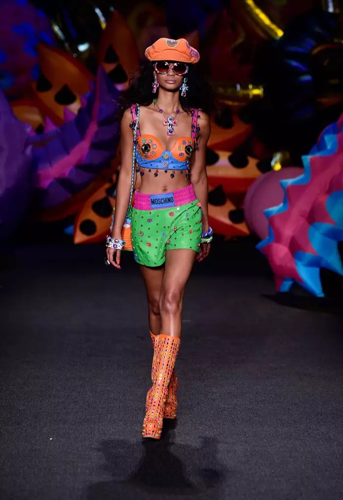 Moschino Resort 2017: Chanel Iman trëppelt d'Piste mat engem verschéinte Bustier mat Shorts