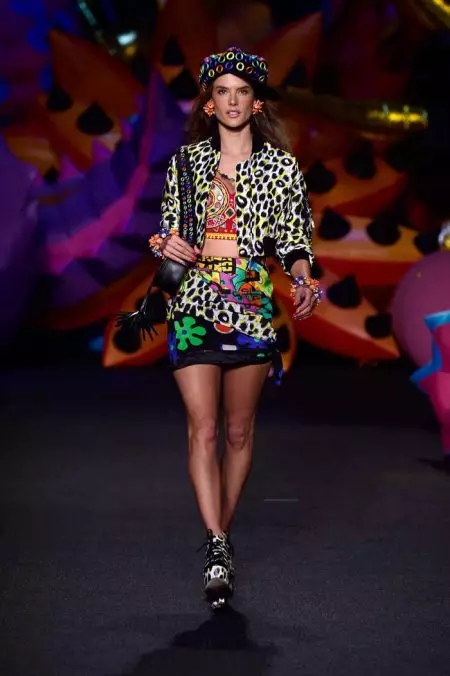 LA இல் உள்ள ரிசார்ட் 2017 நிகழ்ச்சிக்காக Moschino Goes Psychedelic