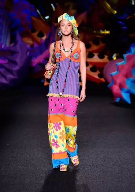 LA හි නිවාඩු නිකේතන 2017 ප්‍රදර්ශනය සඳහා Moschino Goes Psychedelic