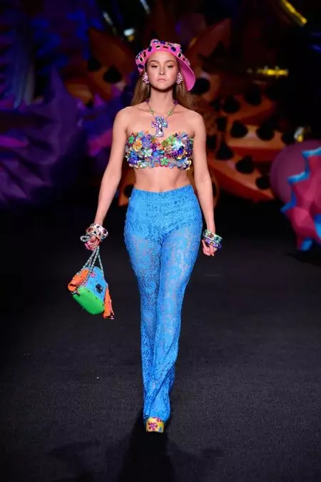 LA இல் உள்ள ரிசார்ட் 2017 நிகழ்ச்சிக்காக Moschino Goes Psychedelic