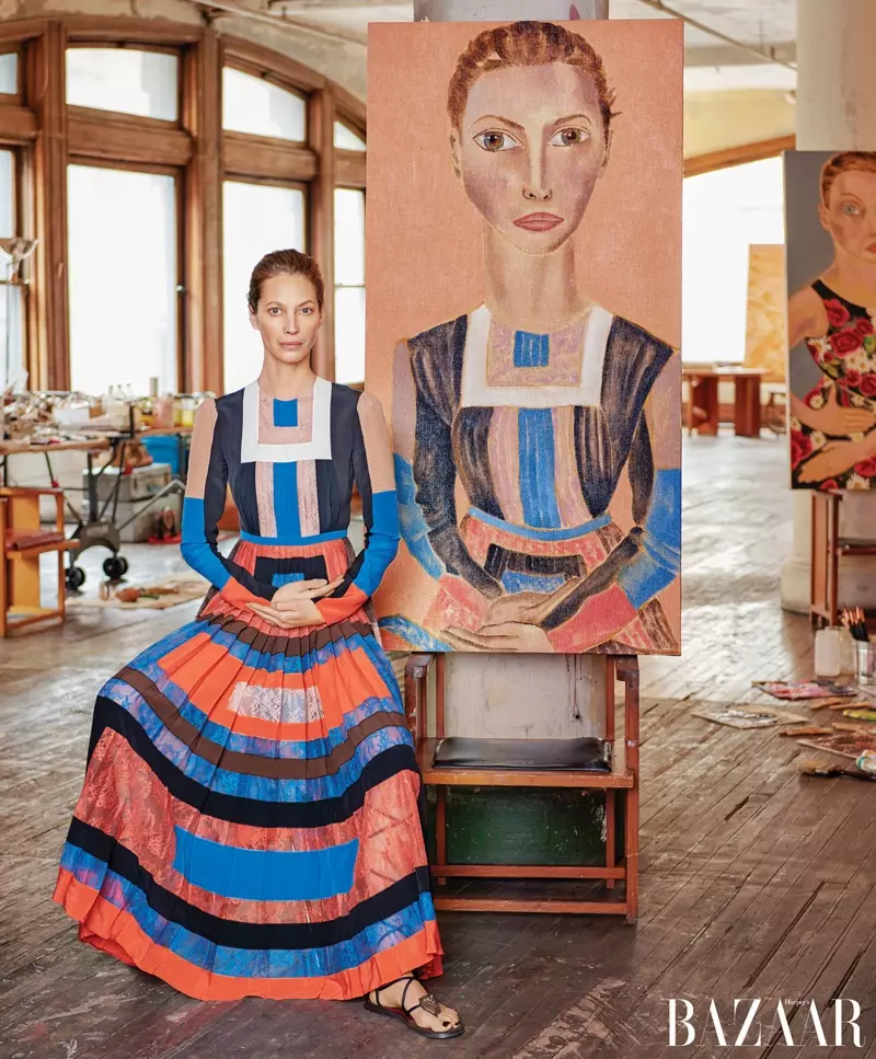 Si Christy Turlington ay nag-pose sa tabi ng larawan ni Francesco Clemente. Larawan: Harper's Bazaar / Jason Schmidt