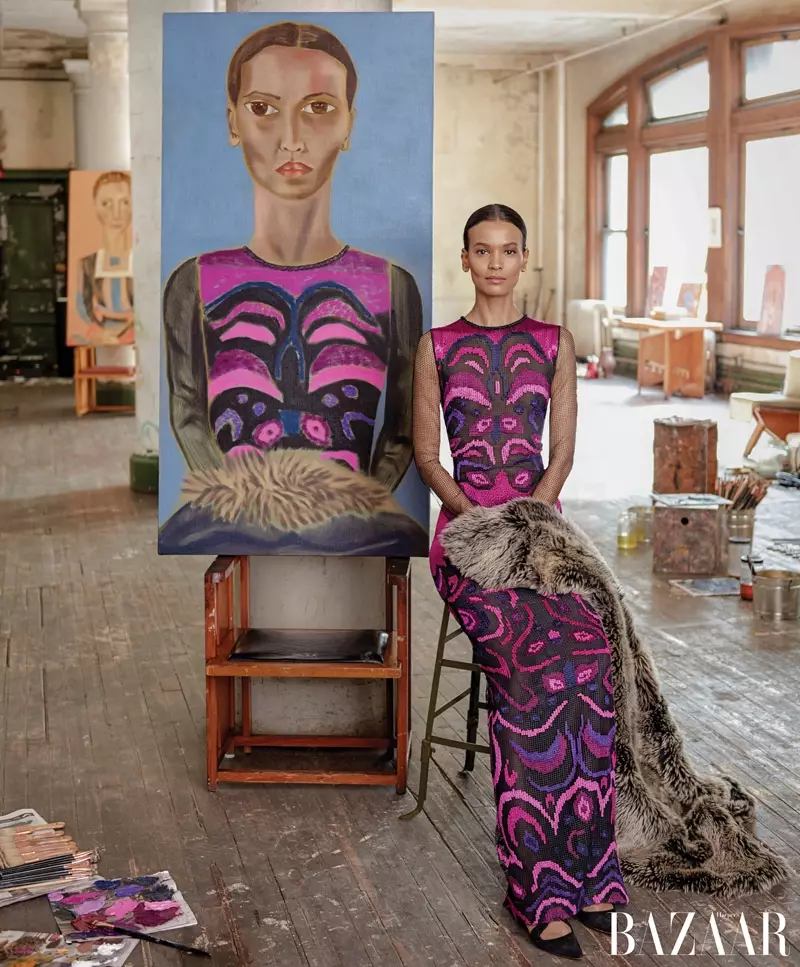 Liya Kebede bergambar di sebelah potret Francesco Clemente. Foto: Harper's Bazaar / Jason Schmidt