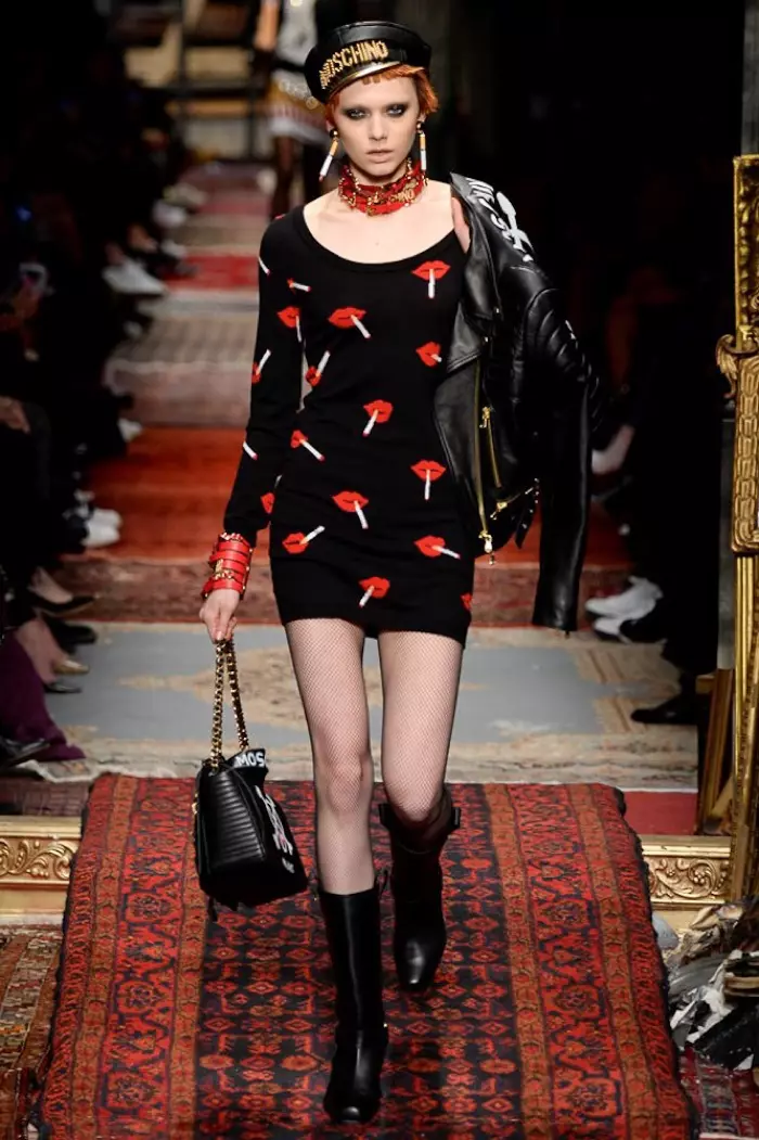 นางแบบเดินบนรันเวย์ในงานแสดงฤดูใบไม้ร่วง-ฤดูหนาวปี 2016 ของ Moschino สวมชุดเดรสพิมพ์ลายปากและบุหรี่