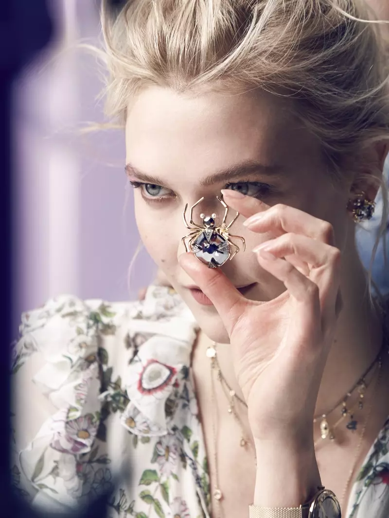 Karlie Kloss akionyesha pendanti ya buibui kwenye seti ya risasi ya majira ya baridi ya Swarovski 2018