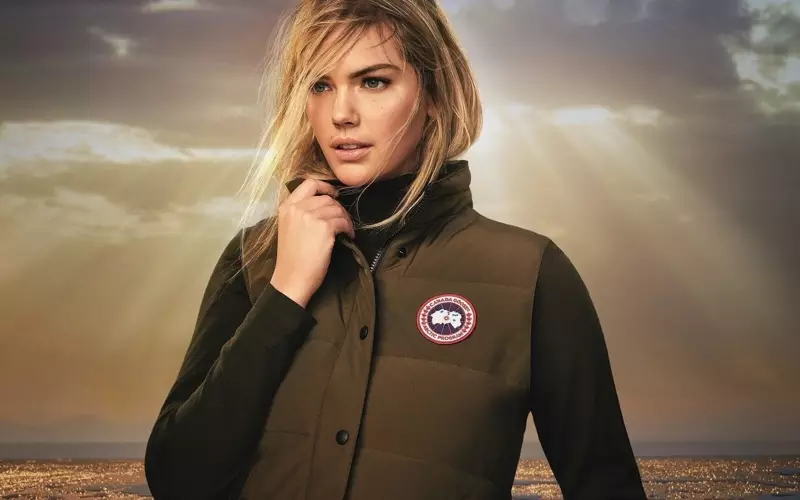 Kate Upton usa um colete na campanha primavera-verão 2020 da Canada Goose.