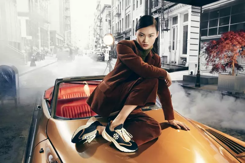 Модель Хэ Конг стала лицом рекламной кампании Tory Burch осень-зима 2021 года.