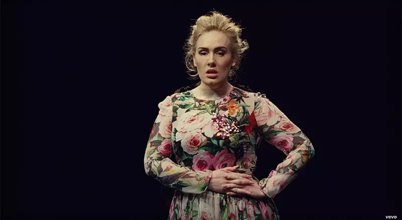 Adele portas Dolce & Gabbana robon en Send My Love muzikfilmeto