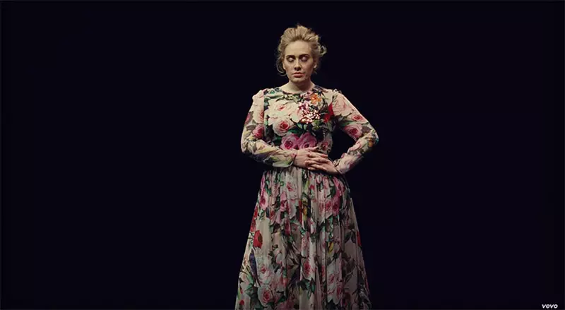 Adele o apere seaparo sa Dolce & Gabbana ka video ea 'mino ea Send My Love