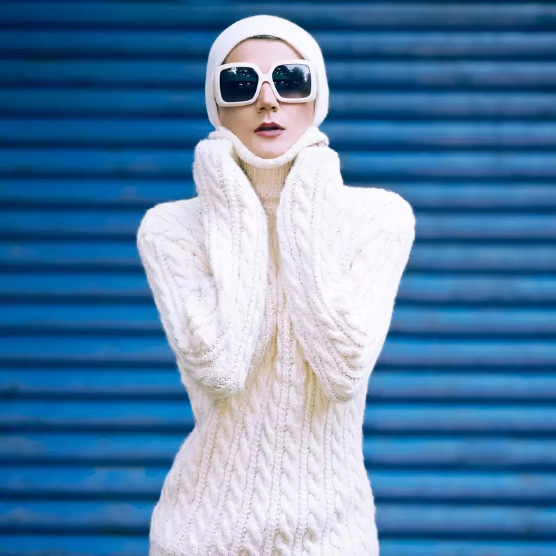 겨울 패션 스웨터 선글라스 모델