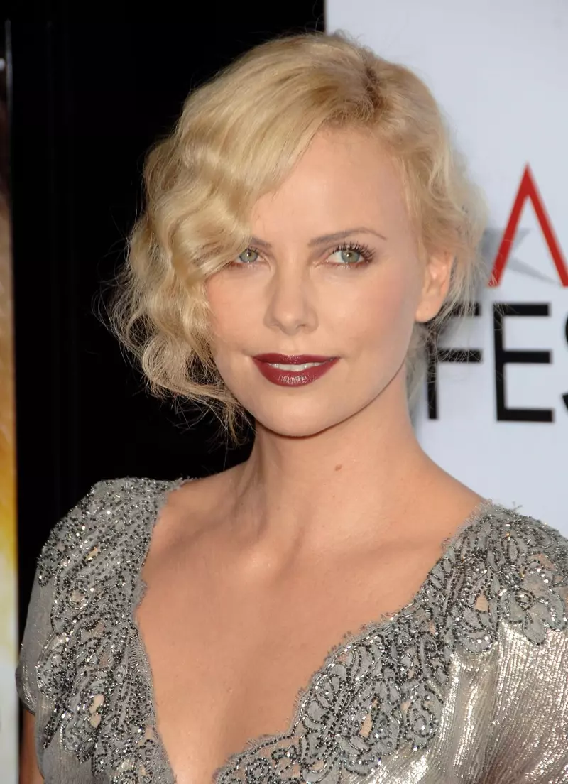 Charlize Theron ווייזט אַ 1920 ס ינספּייערד כערסטייל מיט מעסי פינגער כוואליעס. פאָטאָ: Shutterstock.com