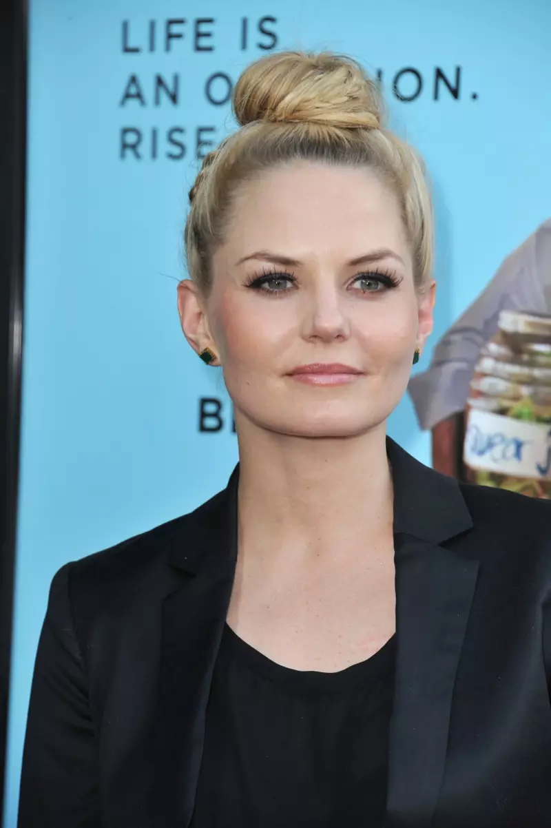 Jennifer Morrison သည် ထိပ်စည်းထားသော ဆံပင်ပုံစံကို ၀တ်ဆင်ထားသည်။ ဓာတ်ပုံ- Shutterstock.com