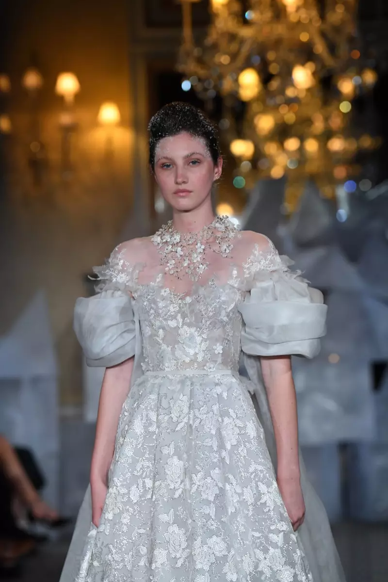 Model berjalan di landasan semasa pertunjukan fesyen Pengantin Mira Zwillinger Spring 2019.