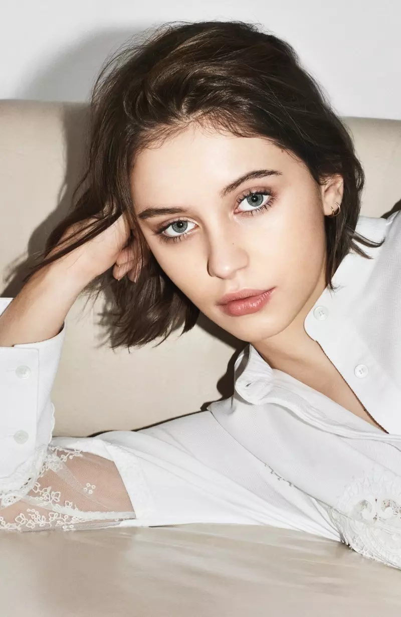 គំរូ Iris Law ប្រឈមមុខនឹងយុទ្ធនាការ Burberry Beauty The Essentials