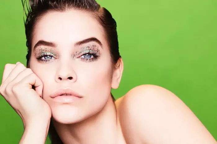Model Barbara Palvin memakai eyeshadow berkilauan di Fashion Unfiltered