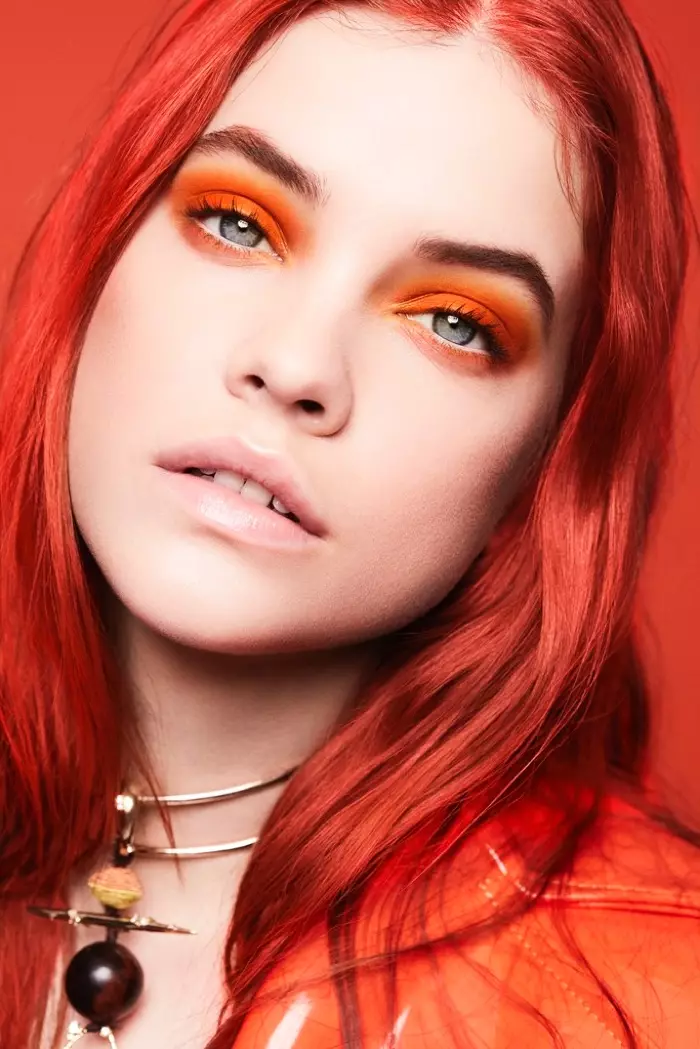 Barbara Palvin modelliert rote Frisur mit Mantel von Christian Siriano und Halskette von Alexis Bittar