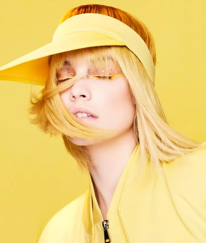 Välimuselt mahe kollane, Barbara Palvin modelleerib Max Mara mütsi, jaki ja kombinesooni