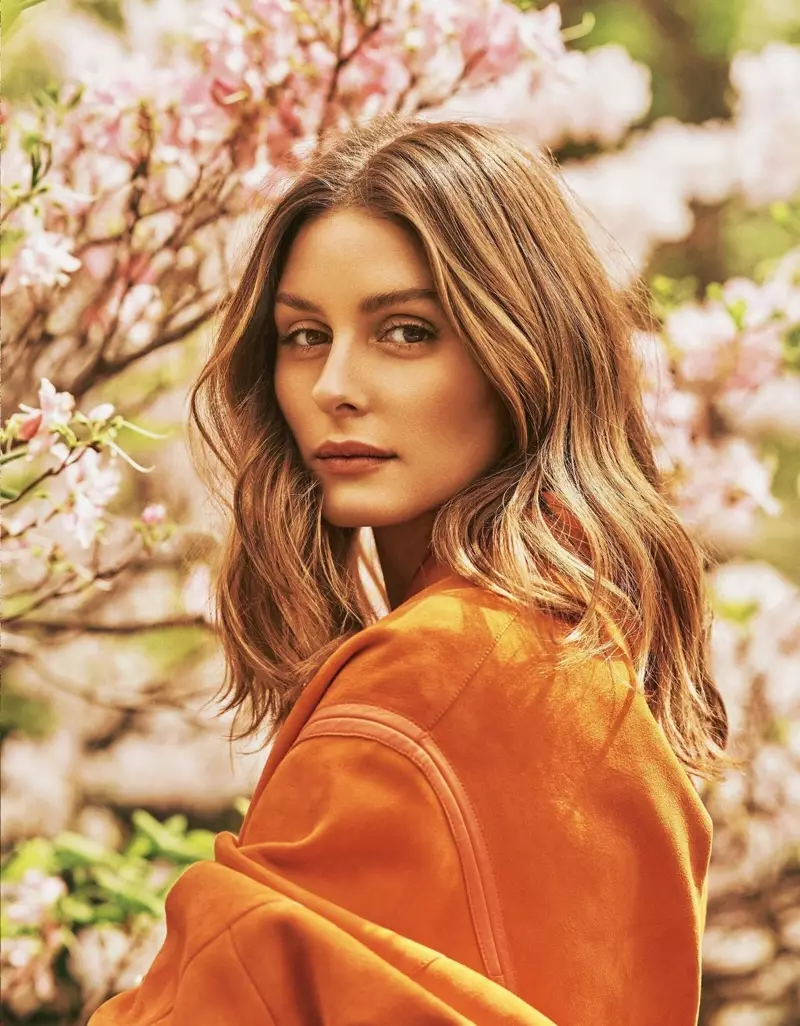 Amosando un peiteado ondulado, Olivia Palermo viste deseño Hermes