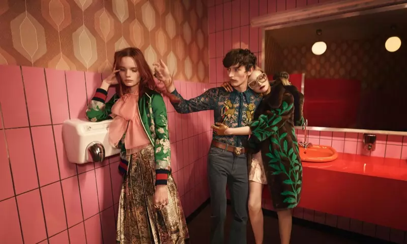 BATHROOM BUDDIES: кадр из весенней рекламной кампании Gucci 2016 года.