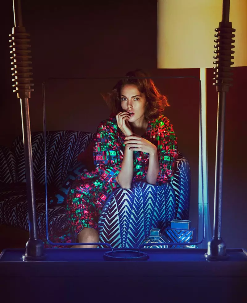 Josefien poseeraa Dolce & Gabbanan silkki- ja filcoupe-takissa yhteensopivien shortsien kanssa