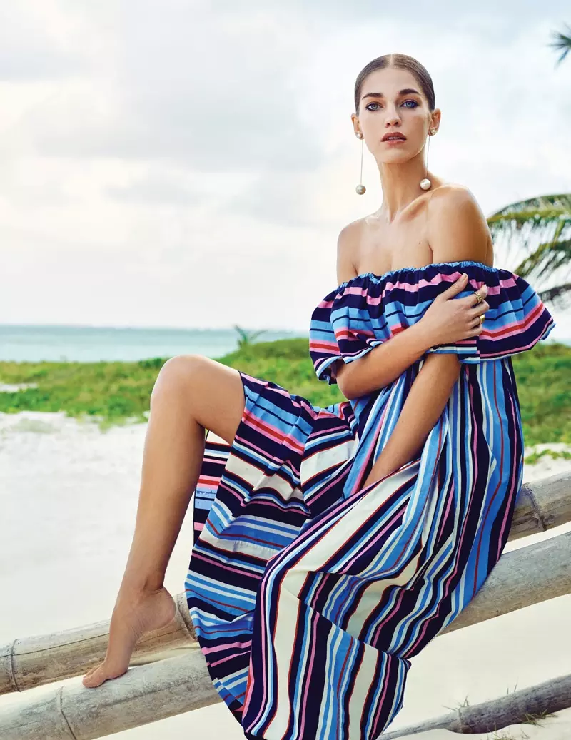 Samantha Gradoville memodelkan gaun Salvatore Ferragamo off-shoulder dengan garis-garis multi-warna