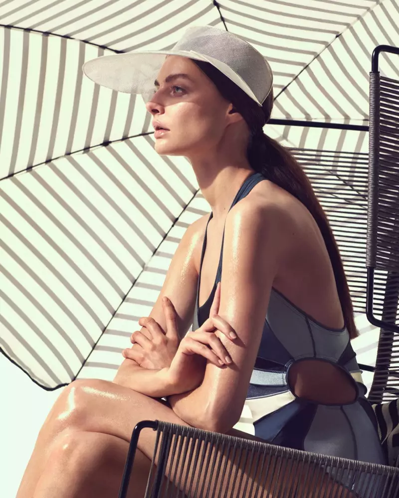 Si Auguste Abeliunaite ay nagsusuot ng one-piece swimsuit ni Isabel Marant at Dior na sumbrero