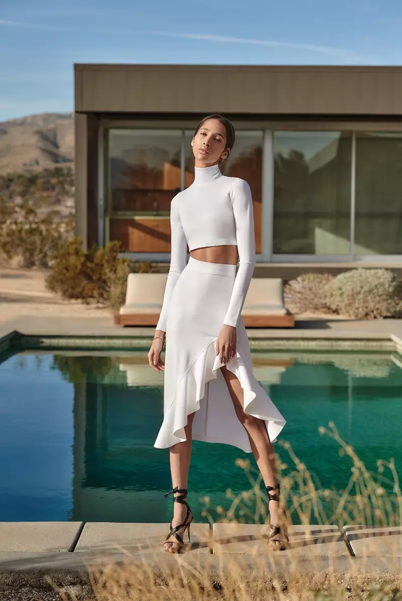 Vestito di bianco, Yasmin Wijnaldum sfoggia un look della collezione inverno 2020 di Alexis.