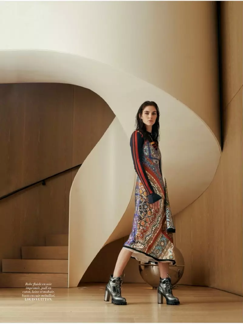 Hilary Rhoda leva un xersei Louis Vuitton, un vestido bordado e botas metálicas