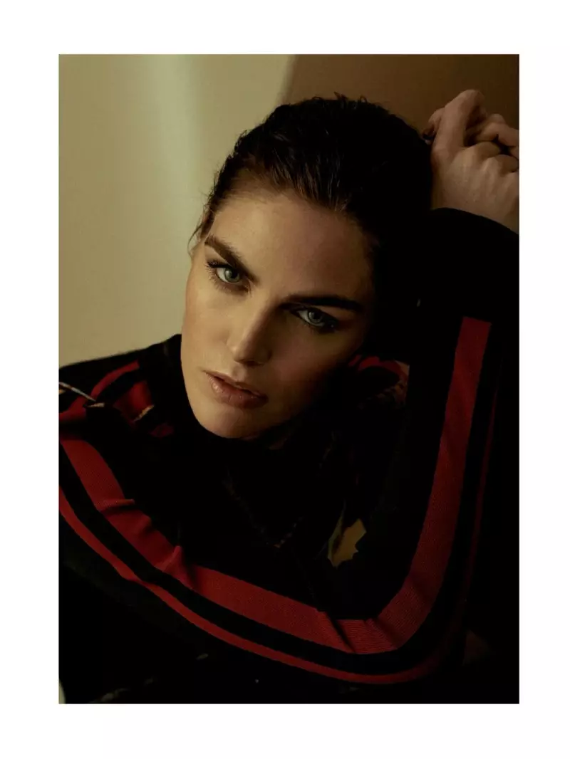 Hilary Rhoda își face un prim-plan în pulover Louis Vuitton