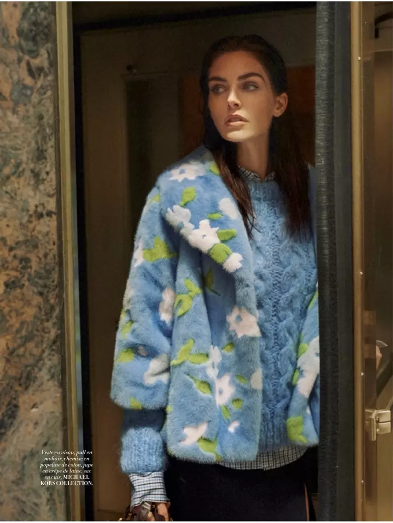 Hilary Rhoda माइकल Kors संग्रह बाट एक जीवन्त नीलो ensemble मा बाहिर खडा छ