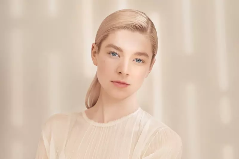 Hunter Schafer wuxuu ku jilaa ololaha Shiseido Synchro Skin Radiant Lifting Foundation.