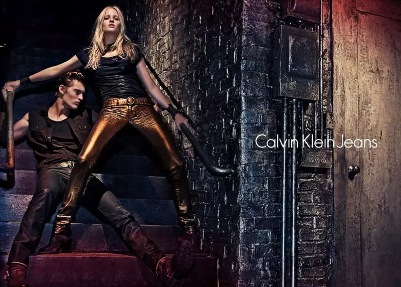 Steven Klein ၏ ၂၀၁၂ Calvin Klein Jeans' Fall 2012 ကမ်ပိန်းတွင် Lara Stone သည် Sexy ကျနေပါသည်။