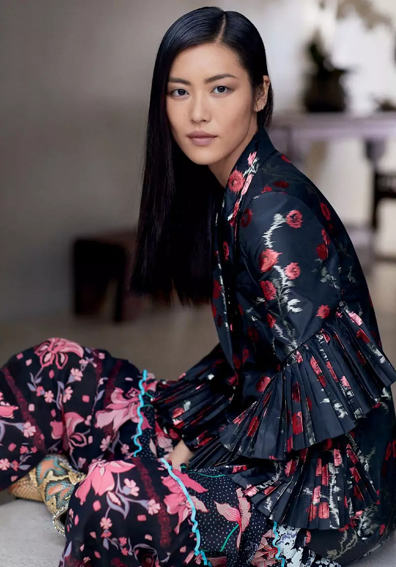 Liu Wen faðmar sléttan og nútímalegan stíl fyrir T Magazine Singapore