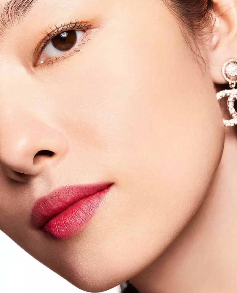 Fei Fei Sun för Chanel Ultra Le Teint Foundation-kampanjen.