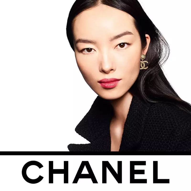 Fei Fei Sun Chanel Ultra Le Teint Foundation અભિયાનમાં દેખાય છે.