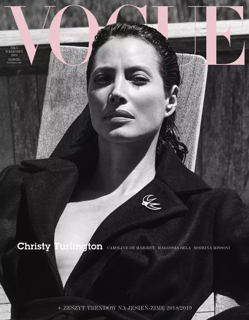 Christy Turlington minimális megjelenésben pózol a Vogue Poland számára
