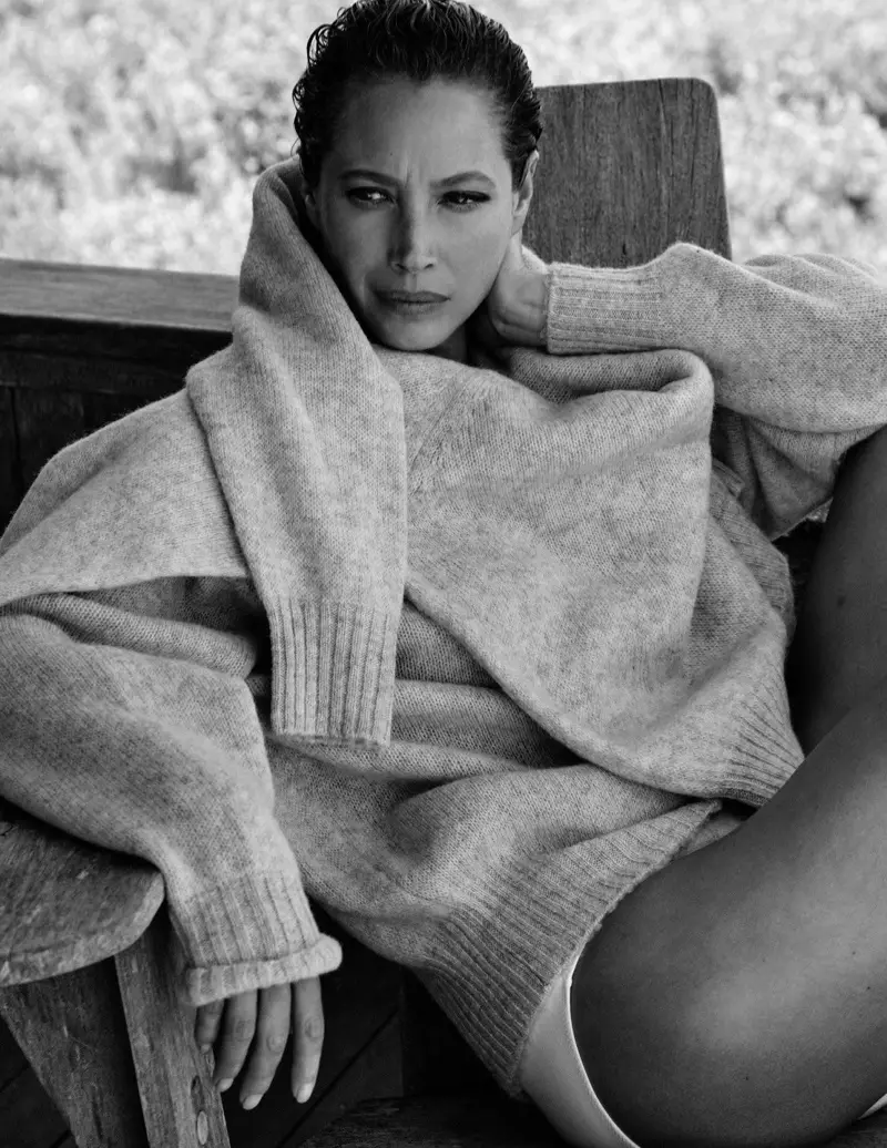 Christy Turlington poserar i minimal stil för Vogue Polen