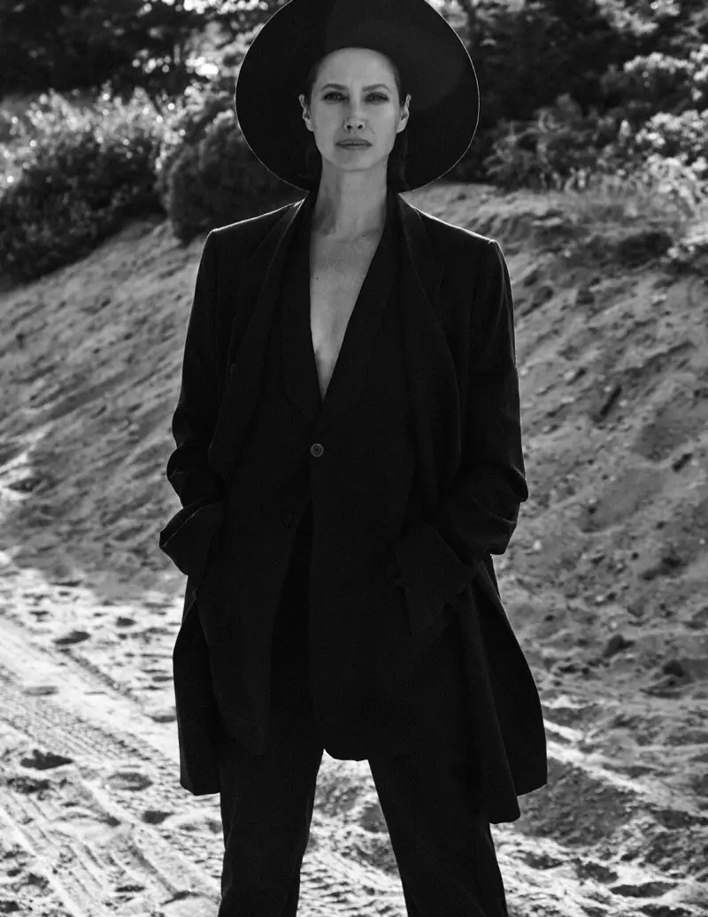 Christy Turlington ag tabhairt aire don Vogue sa Pholainn