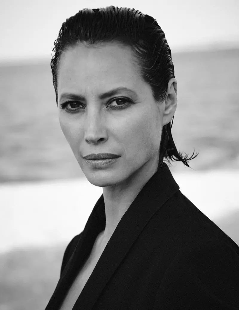 Christy Turlington ag tabhairt aire don Vogue sa Pholainn