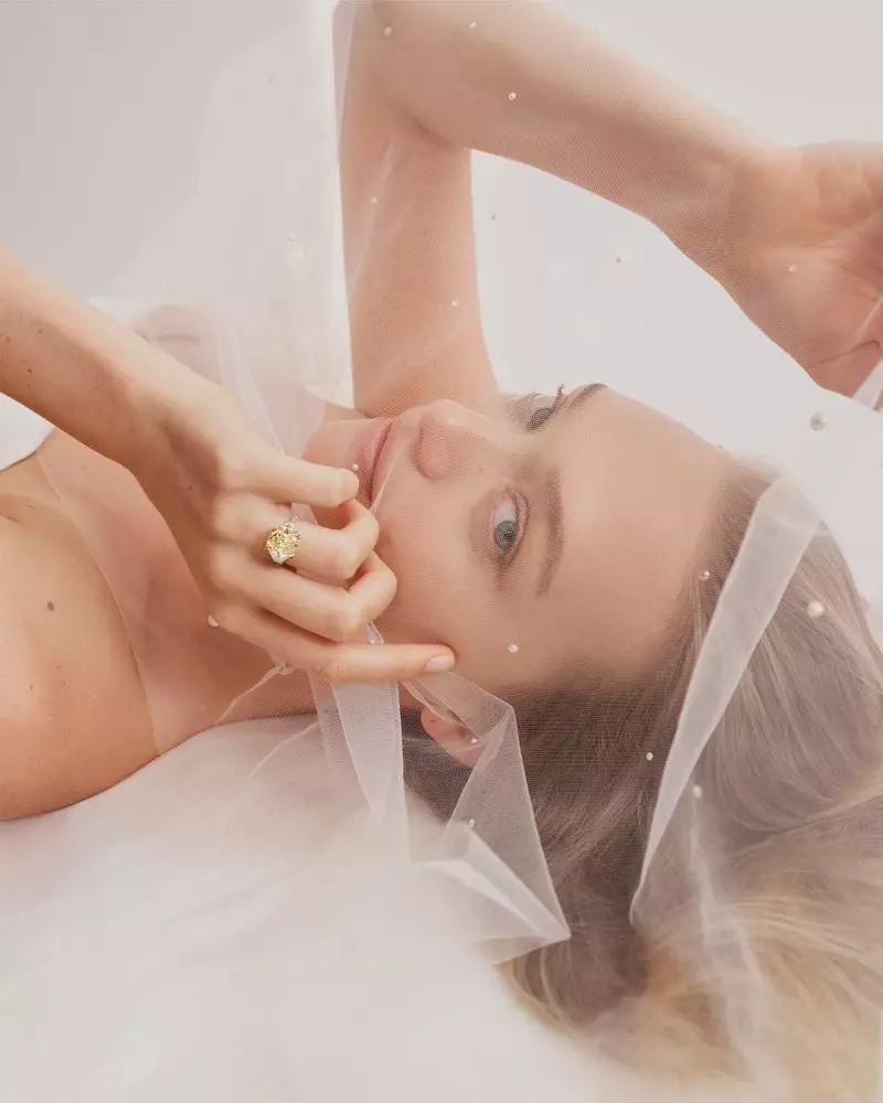 Gemma Ward posiert mit einem Schleier und präsentiert die Hardy Brothers Jewellers Wedding 2019-Kollektion