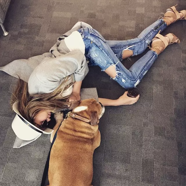 Chrissy Teigen komt op de begane grond met een hond