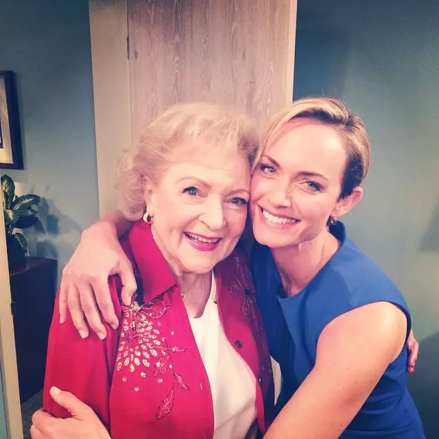 Amber Valletta robi zdjęcie z Betty White