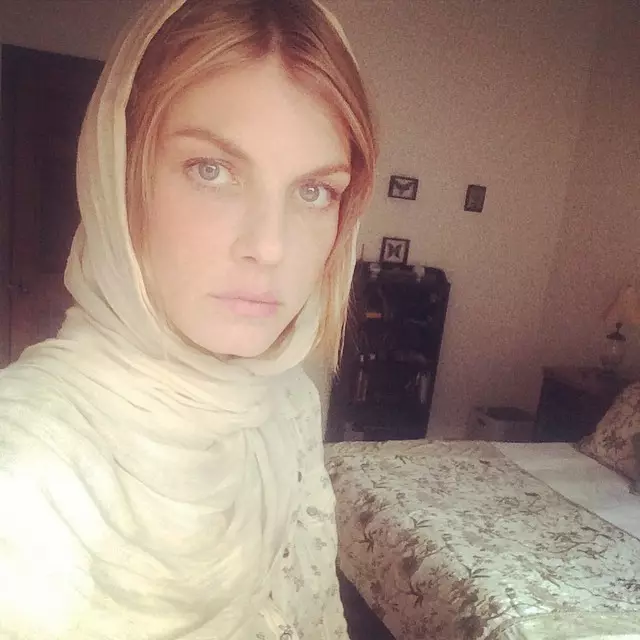 Angela Lindvall သည် သူမ၏ ခေါင်းတစ်ဝိုက်တွင် ပဝါတစ်ထည်ကို လှုပ်ယမ်းလိုက်သည်။